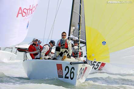 Team RODOP-ICZ dojíždí na závětrnou bójku.